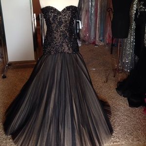 NEW Sherri Hill dress in black/ nude